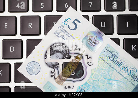 Die neue 2016 Polymer-fünf-Pfund-Note auf einer Computertastatur Stockfoto