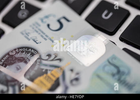 Die neue 2016 Polymer-fünf-Pfund-Note auf einer Computertastatur Stockfoto