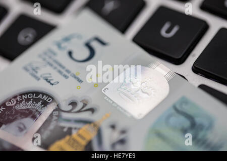Die neue 2016 Polymer-fünf-Pfund-Note auf einer Computertastatur Stockfoto