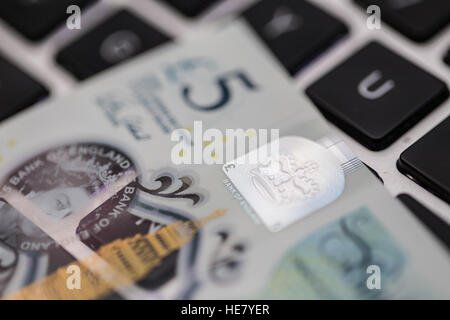 Die neue 2016 Polymer-fünf-Pfund-Note auf einer Computertastatur Stockfoto