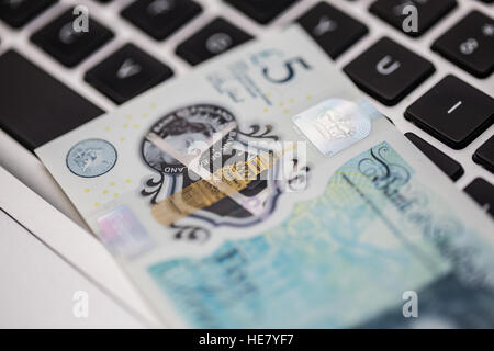 Die neue 2016 Polymer-fünf-Pfund-Note auf einer Computertastatur Stockfoto