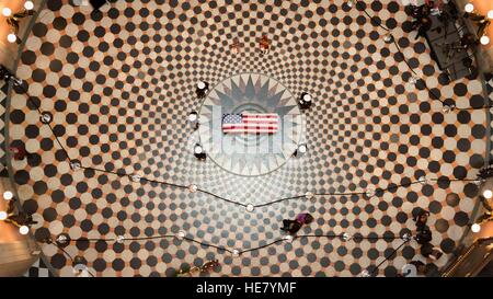 US-Marines bewachen von der Sarg des Astronaut und ehemaliger Senator John Glenn in Ruhestellung an der Ohio Statehouse 16. Dezember 2016 in Columbus, Ohio. Der ehemalige Marine-Pilot, Senator und erster Mensch um die Erde zu umkreisen starb letzte Woche im Alter von 95 Jahren. Stockfoto