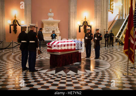 US-Marines bewachen von der Sarg des Astronaut und ehemaliger Senator John Glenn in Ruhestellung an der Ohio Statehouse 16. Dezember 2016 in Columbus, Ohio. Der ehemalige Marine-Pilot, Senator und erster Mensch um die Erde zu umkreisen starb letzte Woche im Alter von 95 Jahren. Stockfoto