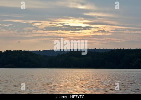 Schöne isoliert Foto mit dem See und Wald auf den Sonnenuntergang Stockfoto