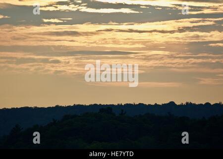 Schöne isoliert Foto auf einen Sonnenuntergang und den Wald Stockfoto