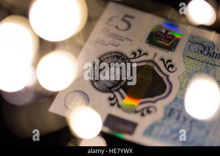 Nahaufnahme von der neuen 2016 Polymer-fünf-Pfund-Note mit verschwommenen Lichtern im Vordergrund. Stockfoto