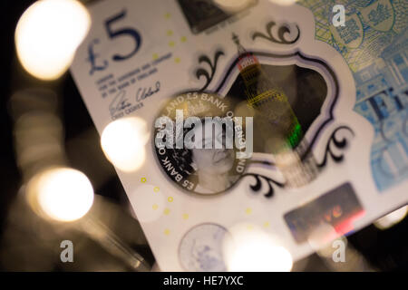 Nahaufnahme von der neuen 2016 Polymer-fünf-Pfund-Note mit verschwommenen Lichtern im Vordergrund. Stockfoto