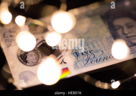 Nahaufnahme von der neuen 2016 Polymer-fünf-Pfund-Note mit verschwommenen Lichtern im Vordergrund. Stockfoto