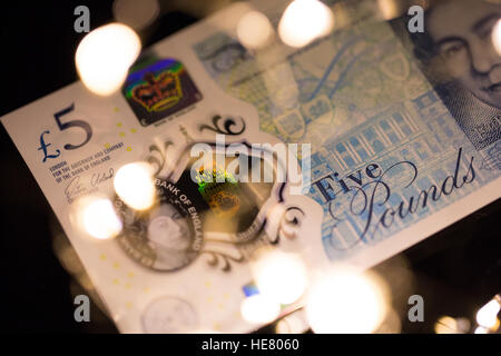 Nahaufnahme von der neuen 2016 Polymer-fünf-Pfund-Note mit verschwommenen Lichtern im Vordergrund. Stockfoto