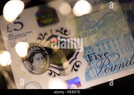 Nahaufnahme von der neuen 2016 Polymer-fünf-Pfund-Note mit verschwommenen Lichtern im Vordergrund. Stockfoto