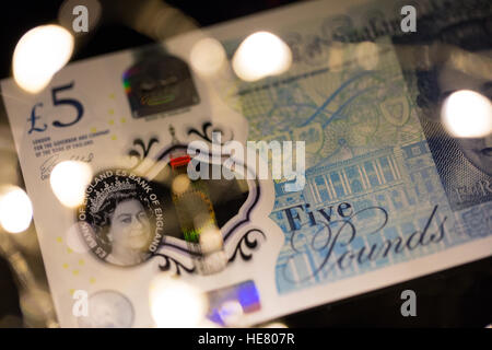 Nahaufnahme von der neuen 2016 Polymer-fünf-Pfund-Note mit verschwommenen Lichtern im Vordergrund. Stockfoto
