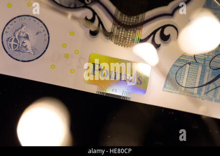 Nahaufnahme von der neuen 2016 Polymer-fünf-Pfund-Note mit verschwommenen Lichtern im Vordergrund. Stockfoto