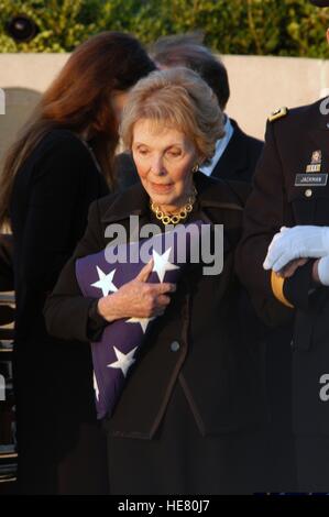 Ehemalige US First Lady Nancy Reagan Kupplungen die Flagge, die den Sarg des ehemaligen US-Präsidenten Ronald Reagan bedeckt, wie sie die Internierung Services bei der Ronald Reagan Presidential Library in Simi Valley, Kalifornien 7. Juni 2004 fährt. Stockfoto