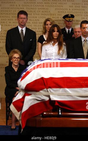 Ehemalige US First Lady Nancy Reagan und Familie umgeben den Sarg des ehemaligen US-Präsidenten Ronald Reagan um ihren Respekt bei der Ronald Reagan Presidential Library in Simi Valley, Kalifornien 7. Juni 2004 zahlen. Stockfoto