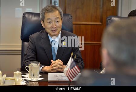 Koreanische Botschafter Ahn Ho-Young erfüllt mit US Deputy Secretary Of Defense Bob Arbeit im Pentagon 20. Juni 2014 in Washington, DC. Stockfoto