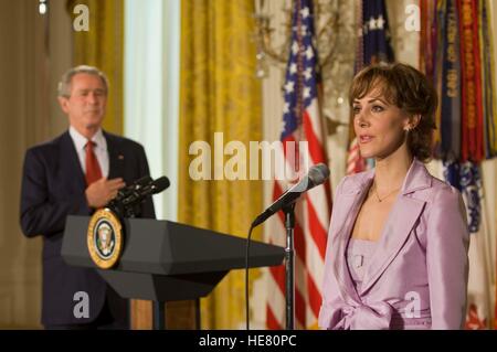 US-Präsident George W. Bush steht während der Nationalhymne, bei der Eröffnung des Präsidenten Volunteer Service Awards Ceremony im Weißen Haus 11. Mai 2007 in Washington, DC gesungen wird. Stockfoto