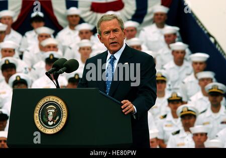 US-Präsident George W. Bush spricht mit einer Menge von US-Soldaten während einer Veranstaltung anlässlich des 60. Jahrestages des Sieges über Japan-Tag auf der Naval Air Station North Island 30. August 2005 in Coronado, Kalifornien. Stockfoto