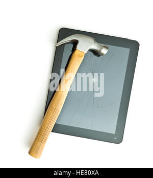 Tablet-Bildschirm mit einem Hammer gebrochen. Isoliert auf weißem Hintergrund. Stockfoto