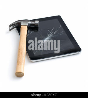 Tablet-Bildschirm mit einem Hammer gebrochen. Isoliert auf weißem Hintergrund. Stockfoto
