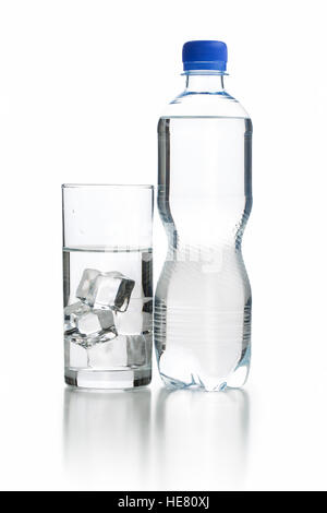 Glas reines Wasser mit Eiswürfeln und Flaschenwasser. Stockfoto
