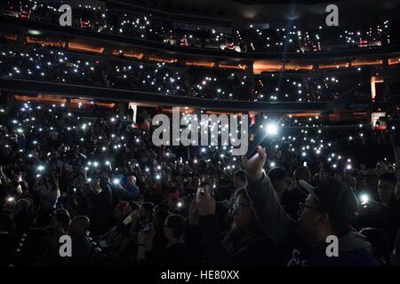 Service-Mitglieder feuern während der 14. jährlichen Tribut an die Truppen-Veranstaltung im Verizon Center in Washington, D.C., 13. Dezember 2016. WWE Tribute an die Truppen ist eine jährliche Veranstaltung statt von WWE und Armed Forces Entertainment im Dezember während der Ferienzeit seit 2003, zu Ehren und United States Armed Forces Mitglieder unterhalten. WWE-Darsteller und Mitarbeiter Reisen in Militärlager, Basen und Krankenhäuser, darunter das Walter Reed Army Medical Center und Bethesda Naval Hospital. Stockfoto