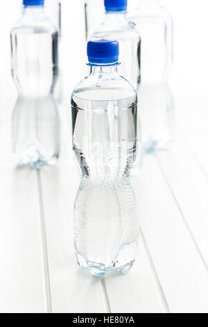 Kleine Kunststoff Wasserflasche auf weißen Tisch. Stockfoto