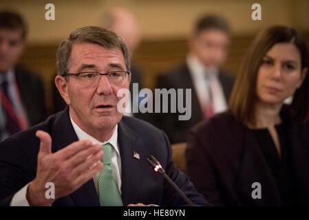 US-Verteidigungsminister Ashton Carter spricht während der globalen Koalition zur Theke ISIL 15. Dezember 2016 in London, England. Stockfoto