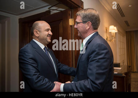 US-Verteidigungsminister Ashton Carter trifft sich mit türkischen Minister für Verteidigung Fikri Isik nach der globalen Koalition zur Theke ISIL 15. Dezember 2016 in London, England. Stockfoto