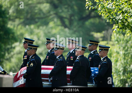 US-alte Garde Sarg Team Sargträger tragen den Sarg ein Veteran des zweiten Weltkrieges während einer Grab auf dem Nationalfriedhof Arlington 1. Juni 2016 in Arlington, Virginia. Stockfoto