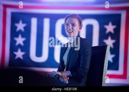 Schauspielerin Scarlett Johansson führt auf der Bühne für US-Soldaten während der USO Holiday Tour auf der Al Udeid Air Base 6. Dezember 2016 in Abu Nakhlah, Katar. Stockfoto