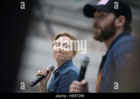 Schauspieler Scarlett Johansson und Chris Evans führen für US-Soldaten während der USO Holiday Tour auf der Bagram Air Base 7. Dezember 2016 in Bagram, Afghanistan. Stockfoto