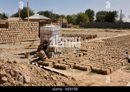 Lehmziegel Sonne Trocknen bei Wohnungsbau website Entwicklung nahe Schymkent Kasachstan Stockfoto