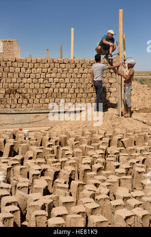 Bauarbeiter Gebäude mudbrick Wohnungen im Entwicklung außerhalb Schymkent Kasachstan Stockfoto