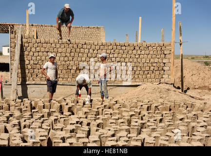 Bauarbeiter Lehmziegeln Hausbau in Entwicklung außerhalb Schymkent Kasachstan Stockfoto