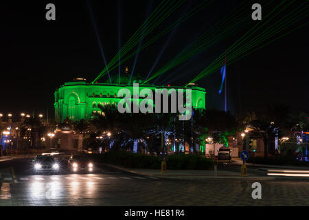 ABU DHABI, Vereinigte Arabische Emirate - 4. Dezember 2016: Luxus Emirates Palace Hotel in der Nacht. Laser und Licht-Show. Stockfoto