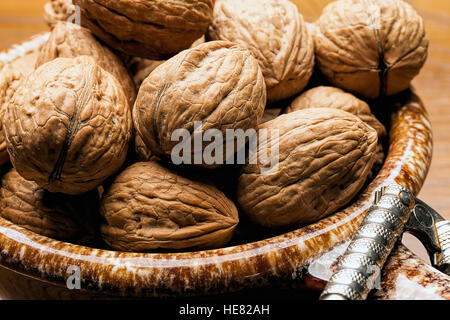 Nahaufnahme von Ungeschälte Walnüsse. Stockfoto