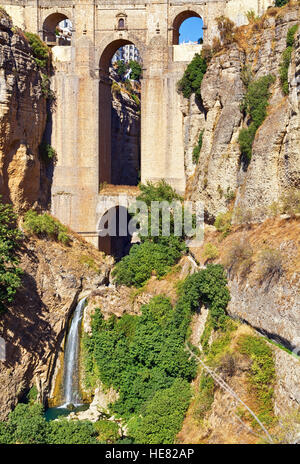 18. Jahrhundert gewölbten Brücke über die El Tajo-Schlucht in Ronda, Andalusien, Spanien Stockfoto
