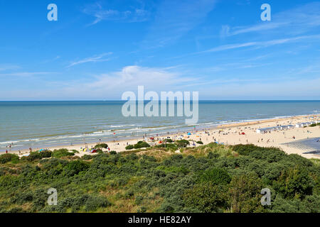 Viele Menschen genießen die belgische Küste im Sommer in De Panne, Belgien Stockfoto