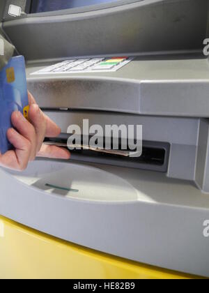 Frau mit ATM Stockfoto