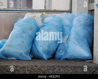ein Haufen voller Müllsäcke auf einer Müllkippe Stockfoto