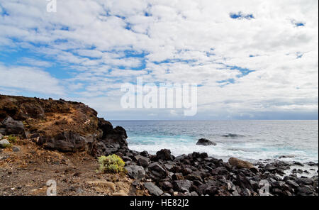 Felsen am Strand Strand bei trübem Wetter bewölkt. Auf der Insel Teneriffa. Spanien Stockfoto