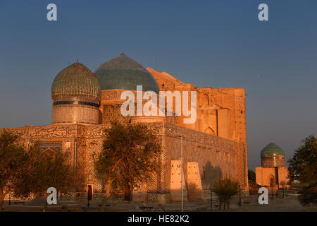 Gold glow auf Khoja Ahmed Yasawi und rabiga Sultan begim Mausoleen bei Sonnenuntergang in Ostturkestan Kasachstan Stockfoto