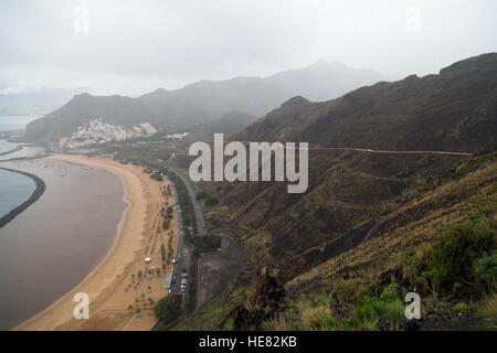 Blick von den Bergen zum Las Teresitas Strand in der Nähe der Stadt Santa Cruz in Teneriffa, Kanarische Inseln, Spanien Stockfoto