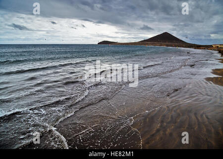 Trübem Wetter am Strand "Playa Sur" in der Nähe von El Medano Town, Kanarische Inseln, Spanien Stockfoto