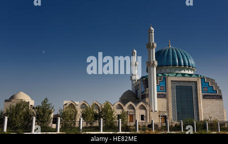 Neue Hoca Ahmet Yesevi Moschee mit Mondaufgang in Turkestan, Kasachstan Stockfoto