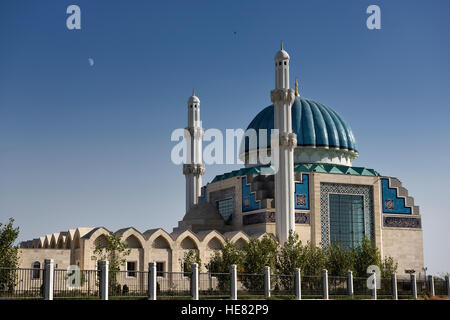 Moderne, weiße und blaue Hoca Ahmet Yesevi Moschee mit Mond turkistan Kasachstan Stockfoto