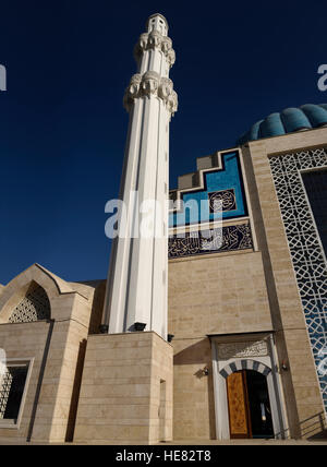 Blauer Himmel und weiße Minarett der Hoca Ahmet Yesevi Moschee in Turkestan, Kasachstan Stockfoto