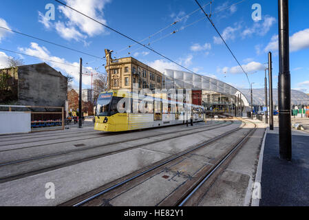 Manchester Metrolink Straßenbahn Victoria Station in England UK verlassen. Stockfoto