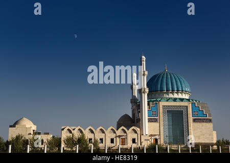 Mondaufgang am Sonnenuntergang über Hoca Ahmet Yesevi Moschee in Turkestan, Kasachstan Stockfoto