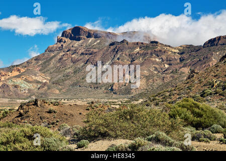 Landschaft mit Bergen bedeckt mit Wolken im Teide Nationalpark auf Teneriffa, Kanarische Inseln, Spanien Stockfoto